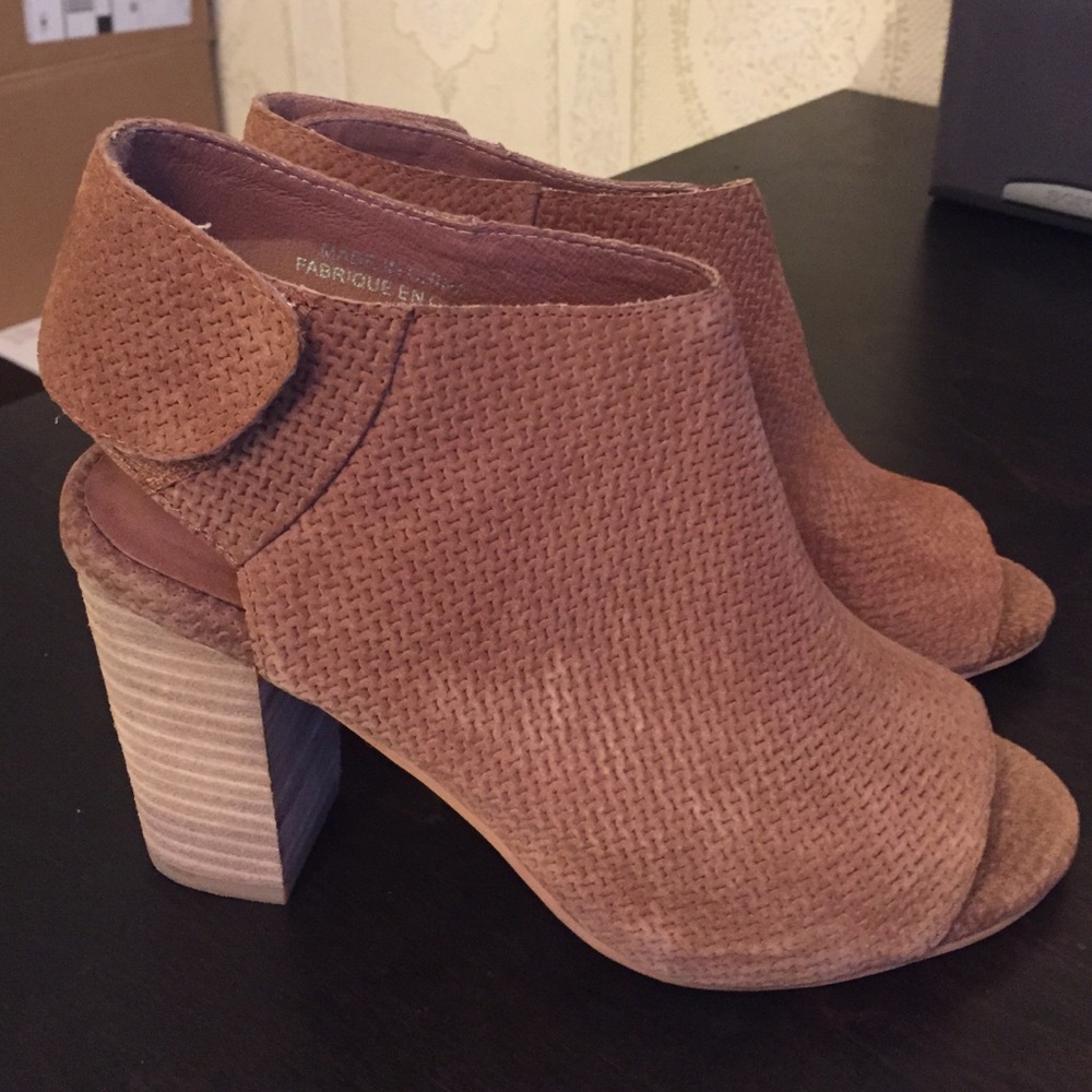 Jeffrey Campbell peep toe shoe bootie NWT and box